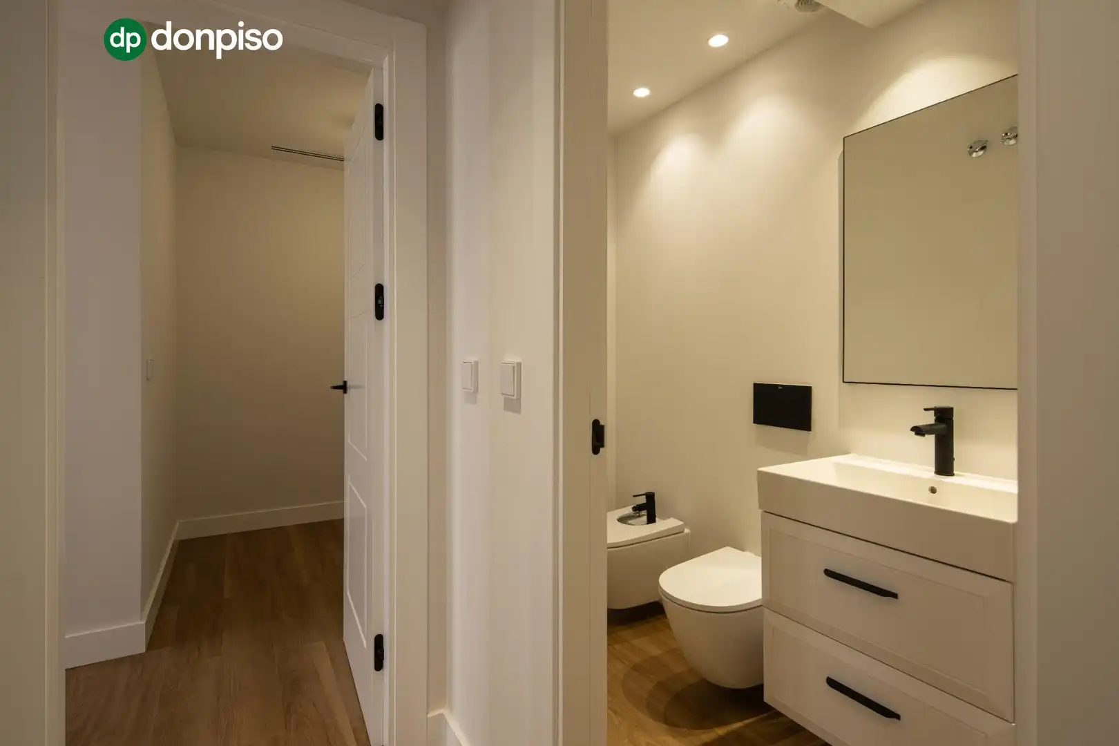Bathroom of Flat for sale in Granada  with Air Conditioner