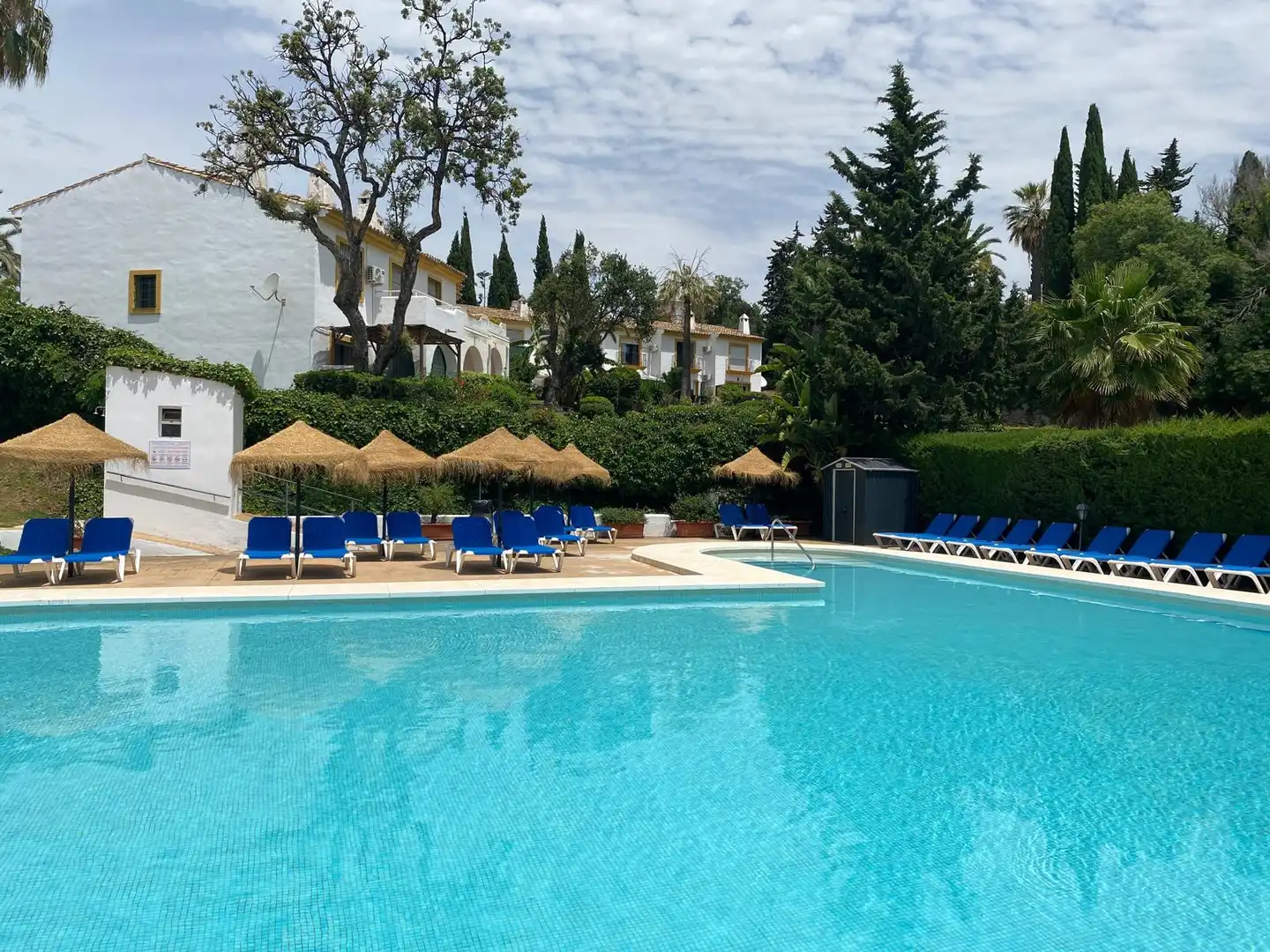 Piscina de Casa adosada en venta en Marbella con Jardín privado, Terraza y Piscina