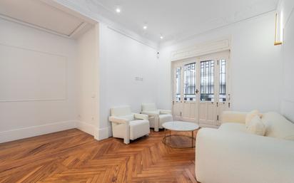Sala d'estar de Pis en venda en  Madrid Capital amb Aire condicionat, Calefacció i Moblat