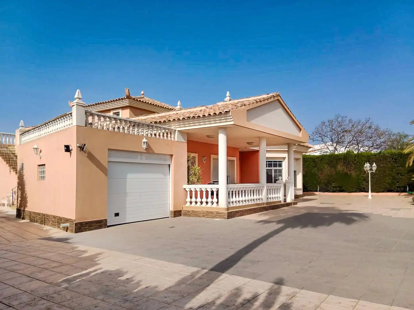 Vista exterior de Casa o xalet en venda en L'Alfàs del Pi amb Terrassa, Piscina i Moblat