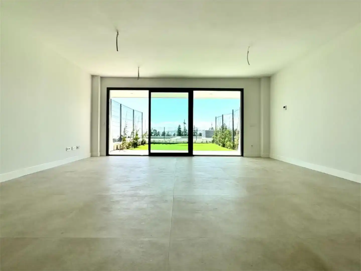 Sala d'estar de Casa adosada en venda en Mijas amb Aire condicionat, Piscina i Balcó