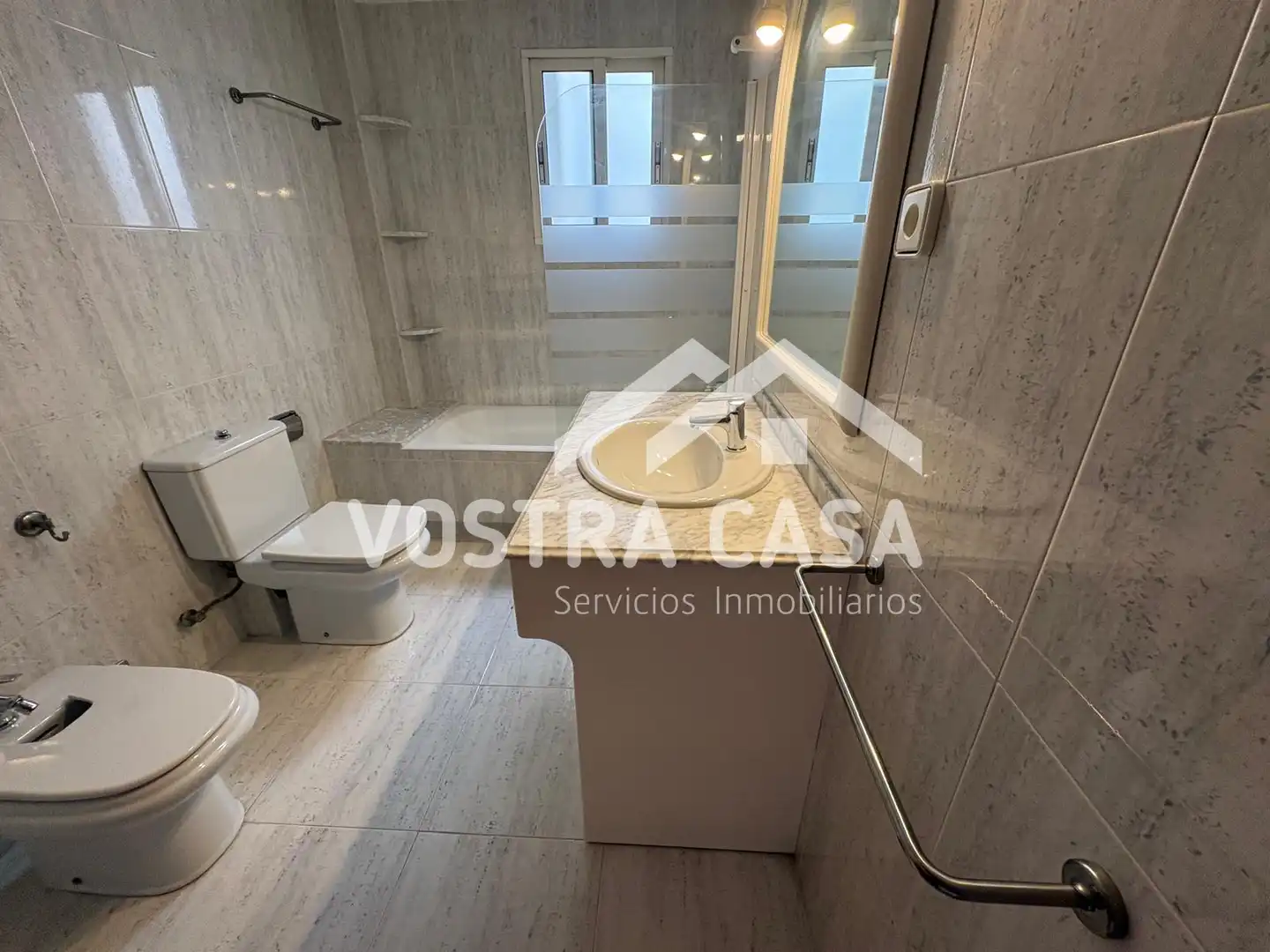 Badezimmer von Dachboden zum Verkauf in Chiva mit Alarm