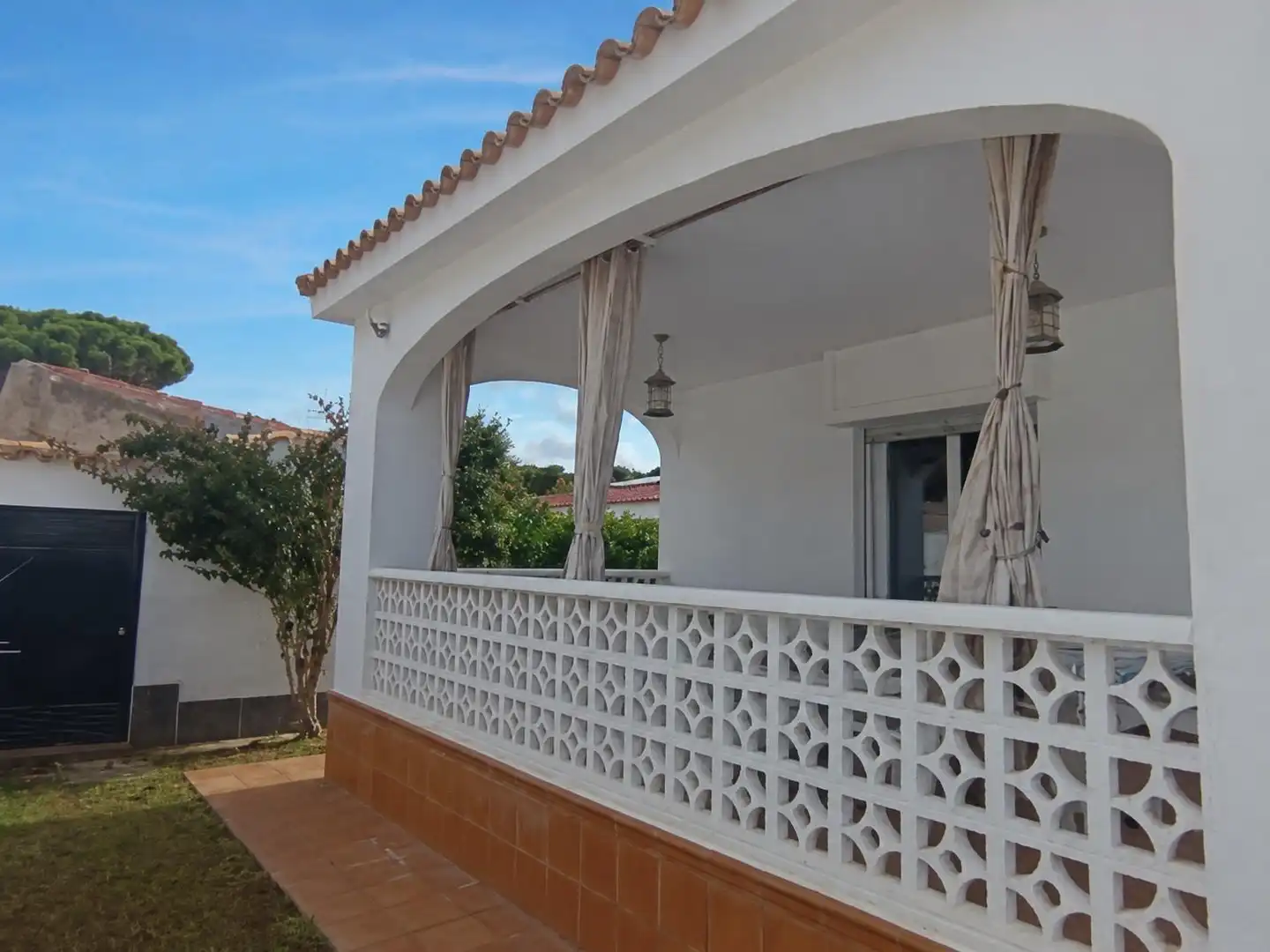 Vista exterior de Casa o chalet en venta en Chiclana de la Frontera con Aire acondicionado, Jardín privado y Trastero