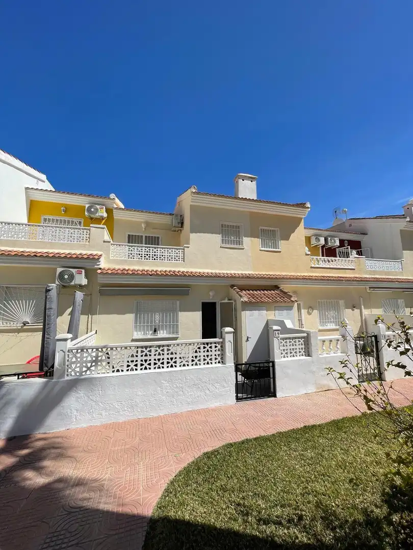 Vista exterior de Casa adosada en venda en Rojales amb Aire condicionat, Terrassa i Piscina