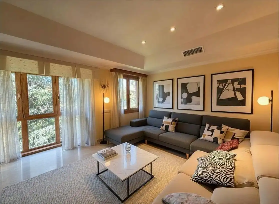 Living room of Flat for sale in  Madrid Capital  with Heating, Private garden and Parquet flooring