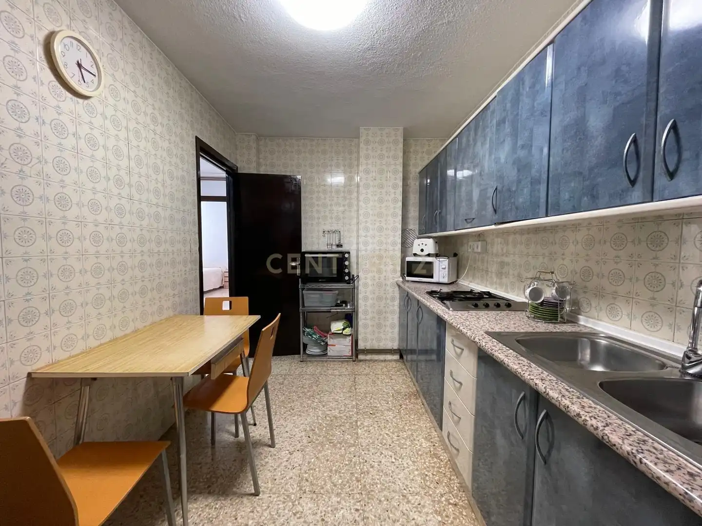 Cocina de Piso de alquiler en Granada con Lavadora, Microondas y TV