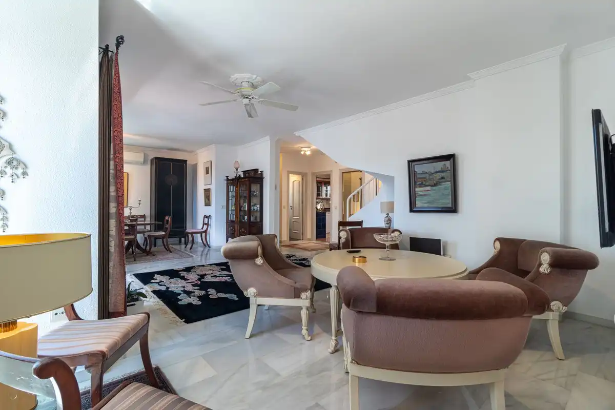 Sala d'estar de Casa adosada en venda en Mijas amb Aire condicionat, Terrassa i Traster