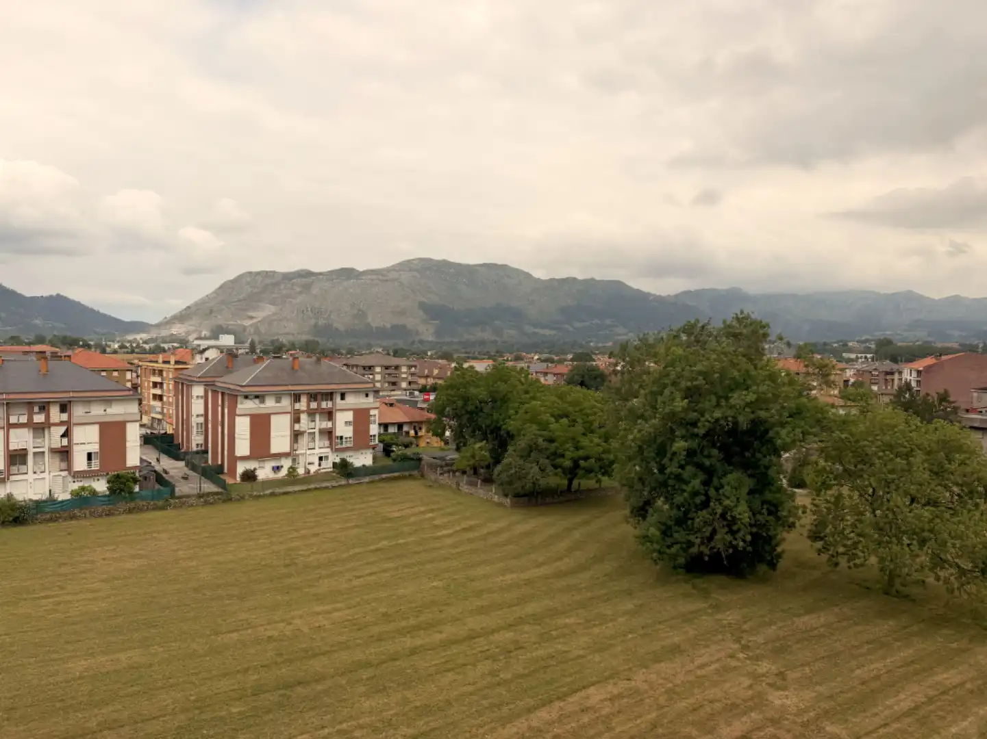 Außenansicht von Wohnung zur Miete in Los Corrales de Buelna  mit Heizung, Privatgarten und Parkett