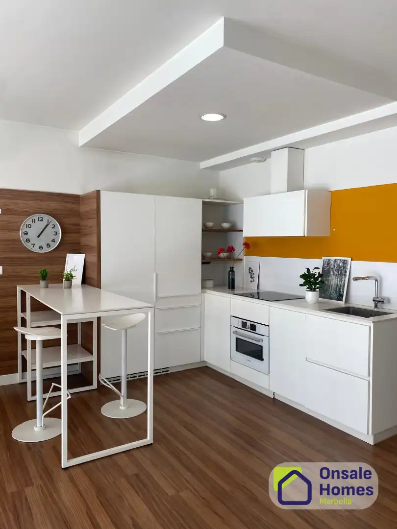 Küche von Wohnung zum Verkauf in Marbella mit Klimaanlage, Terrasse und Abstellraum