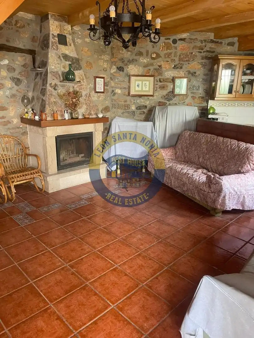 Vista exterior de Casa o xalet en venda en Carucedo amb Calefacció, Jardí privat i Parquet