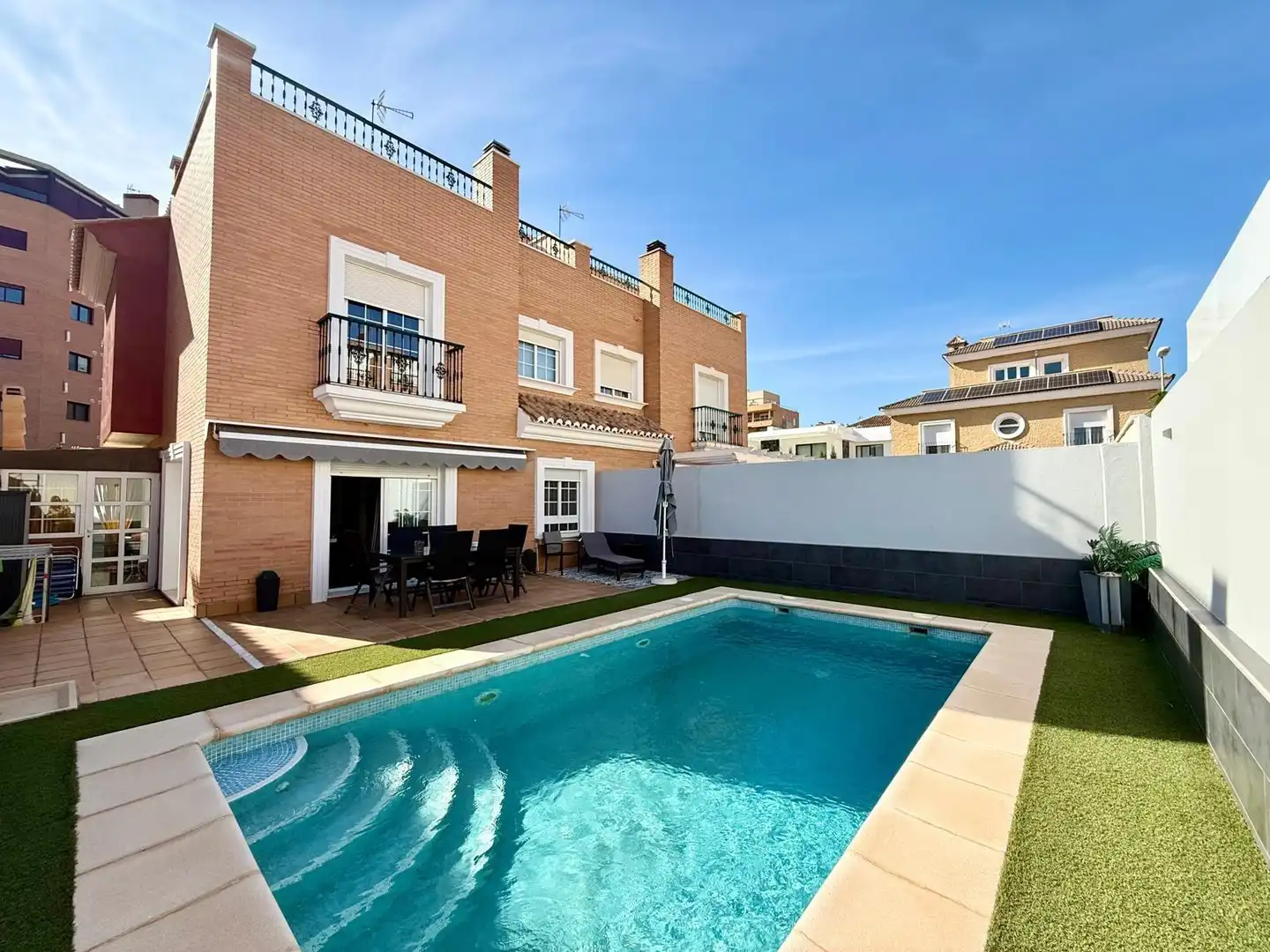 Piscina de Casa adosada en venda en Almería amb Aire condicionat, Jardí privat i Terrassa