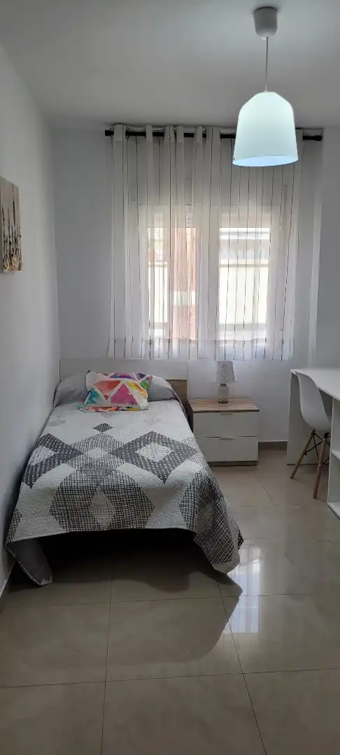 Habitación de Piso de alquiler en Cuenca con Calefacción, Parquet y Amueblado