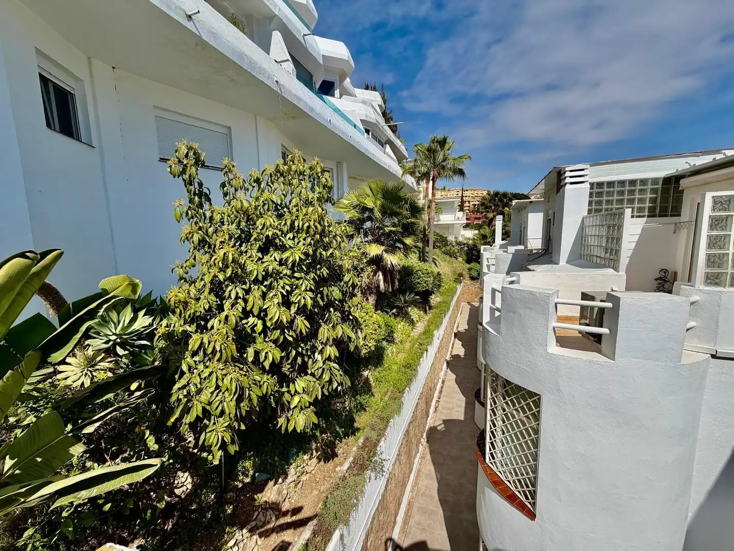 Vista exterior de Casa adosada en venda en Benalmádena amb Aire condicionat, Jardí privat i Terrassa