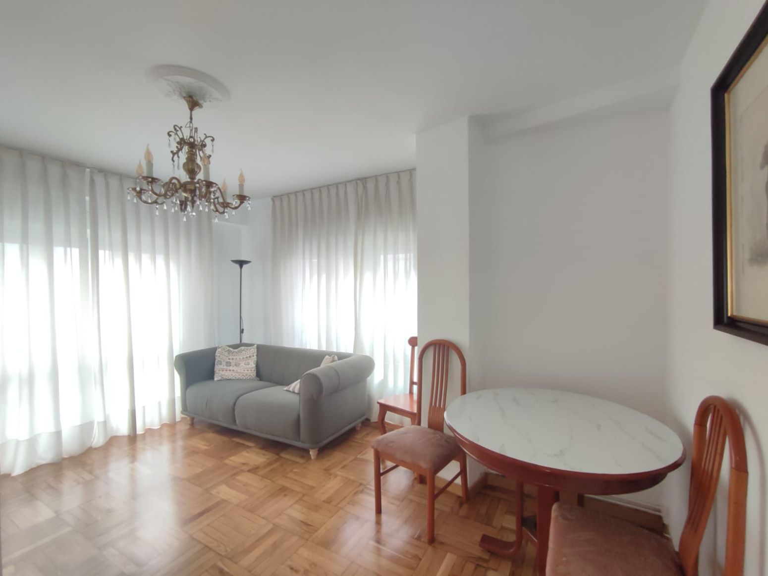 Sala d'estar de Pis de lloguer en Gijón  amb Calefacció, Parquet i Moblat