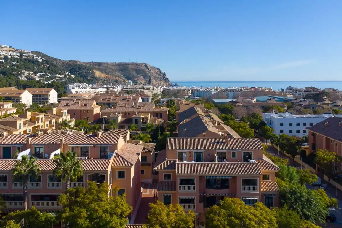 Vista exterior de Pis en venda en Jávea / Xàbia amb Aire condicionat, Jardí privat i Moblat