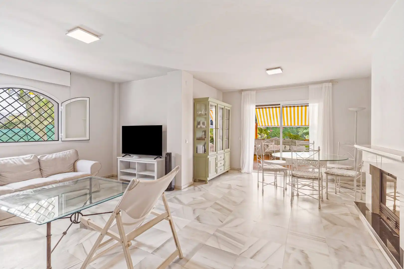 Sala d'estar de Planta baixa en venda en Marbella amb Aire condicionat, Terrassa i Traster