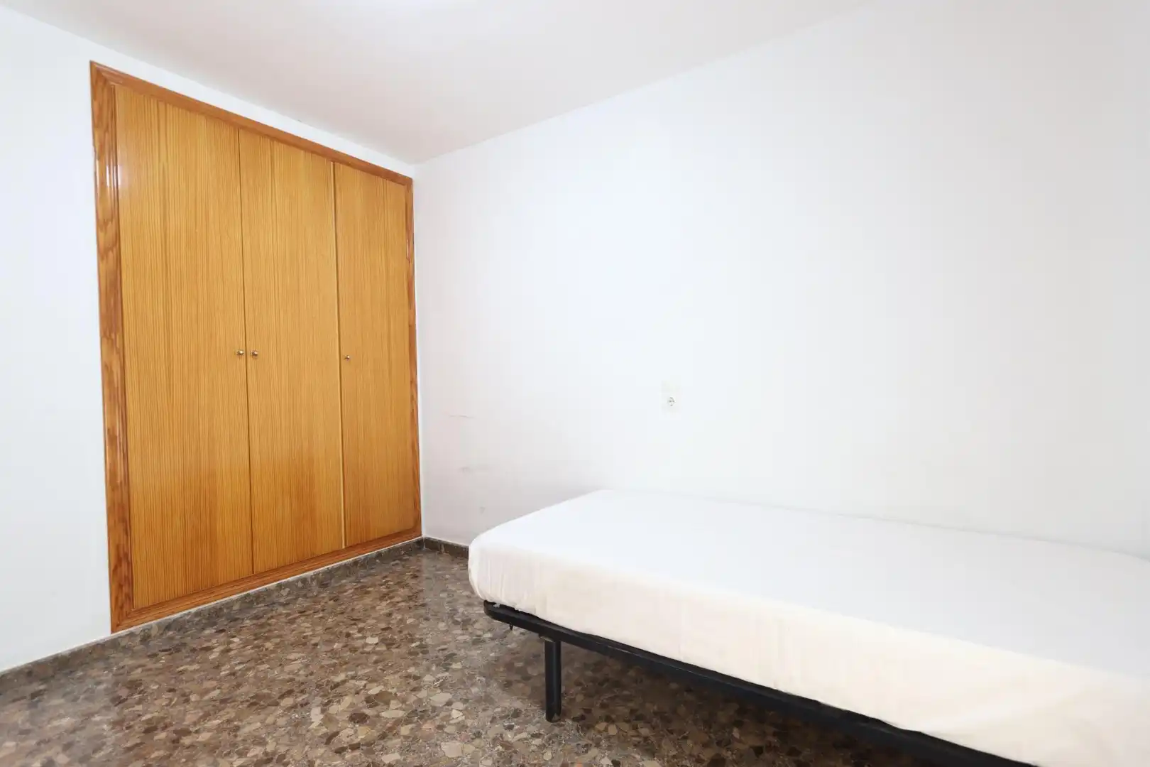 Habitación de Ático en venta en La Pobla de Vallbona con Calefacción, Terraza y Trastero