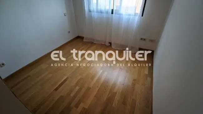 Bedroom of Flat for rent in Madrid  with Air Conditioner, Swimming Pool and Washing machine