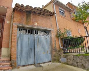 Vista exterior de Casa adosada en venda en Henche amb Terrassa