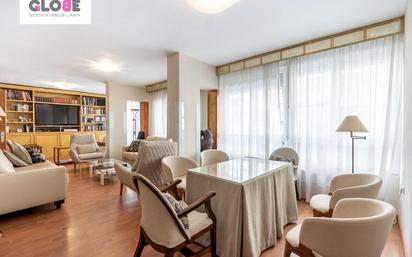 Living room of Flat for sale in  Granada Capital  with Air Conditioner, Heating and Parquet flooring