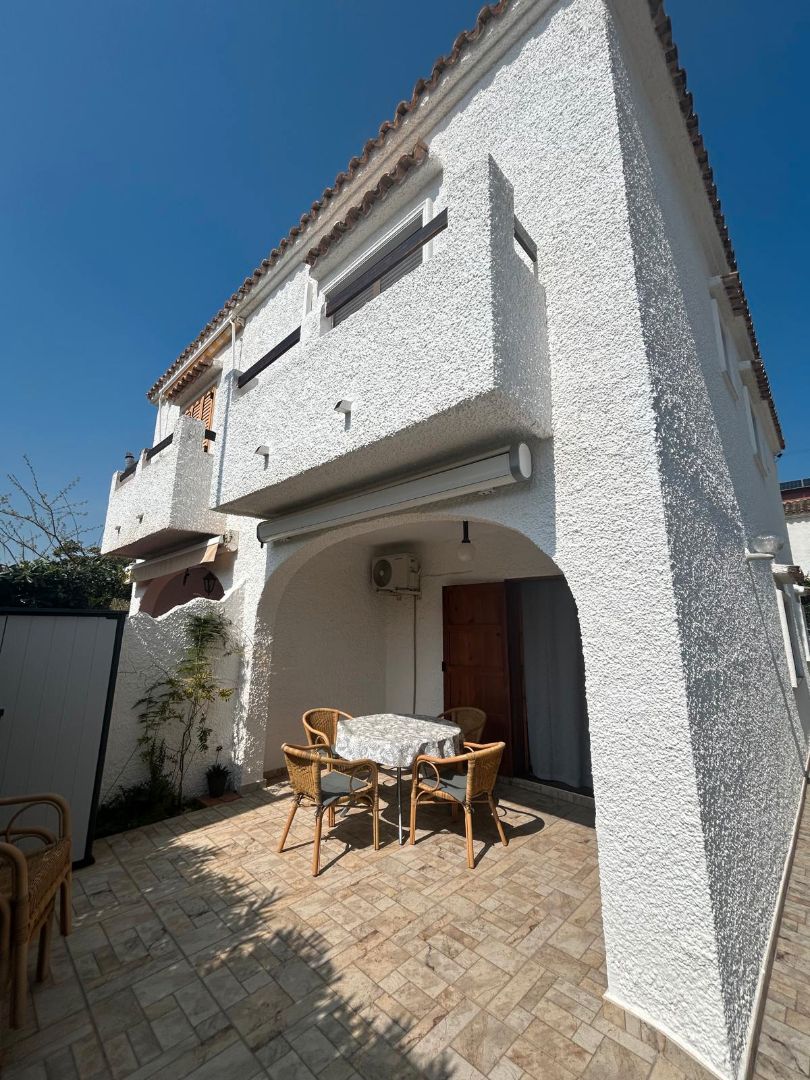 Außenansicht von Einfamilien-Reihenhaus zum Verkauf in Sueca mit Klimaanlage, Heizung und Terrasse