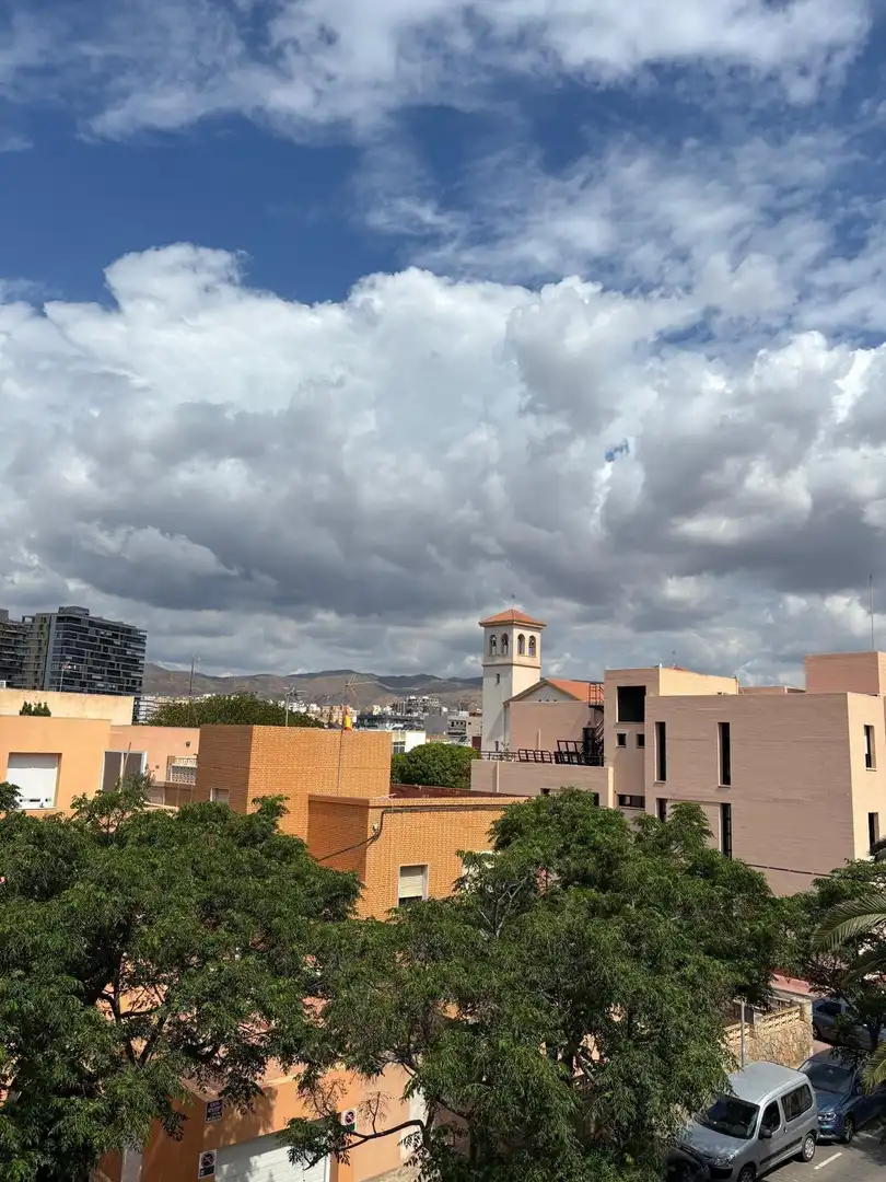 Vista exterior de Casa adosada en venda en Almería amb Aire condicionat, Calefacció i Jardí privat