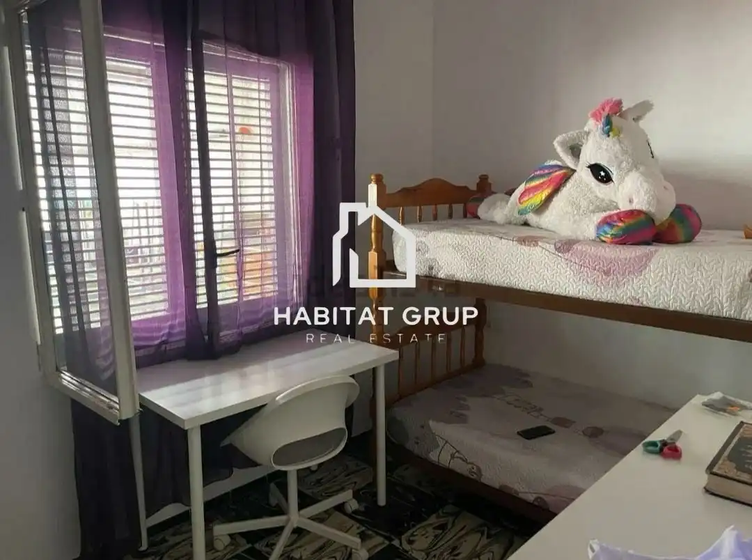 Habitación de Casa adosada en venta en Girona con Calefacción, Terraza y Trastero