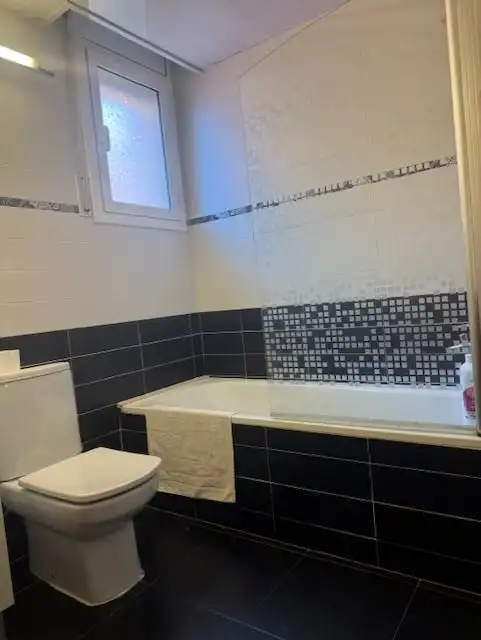 Bany de Casa adosada en venda en Barcelona amb Calefacció, Terrassa i Piscina