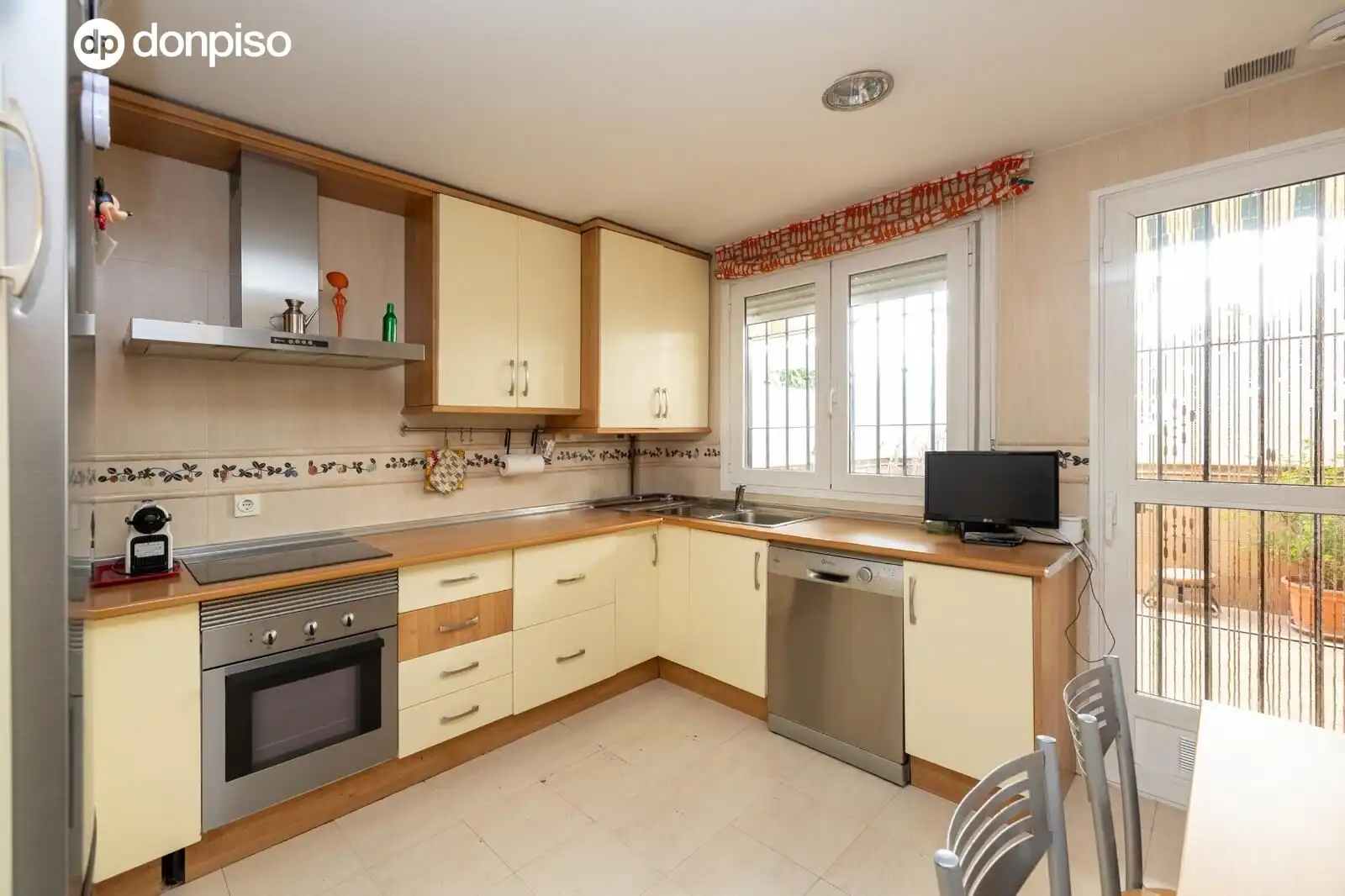 Kitchen of Houses for sale in Granada  with Air Conditioner, Heating and Terrace