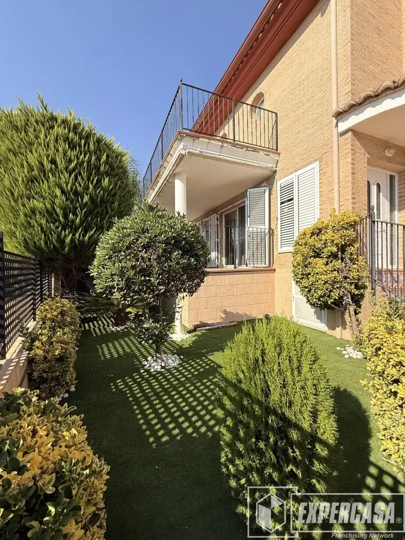Vista exterior de Casa o xalet en venda en Riba-roja de Túria amb Aire condicionat, Calefacció i Terrassa