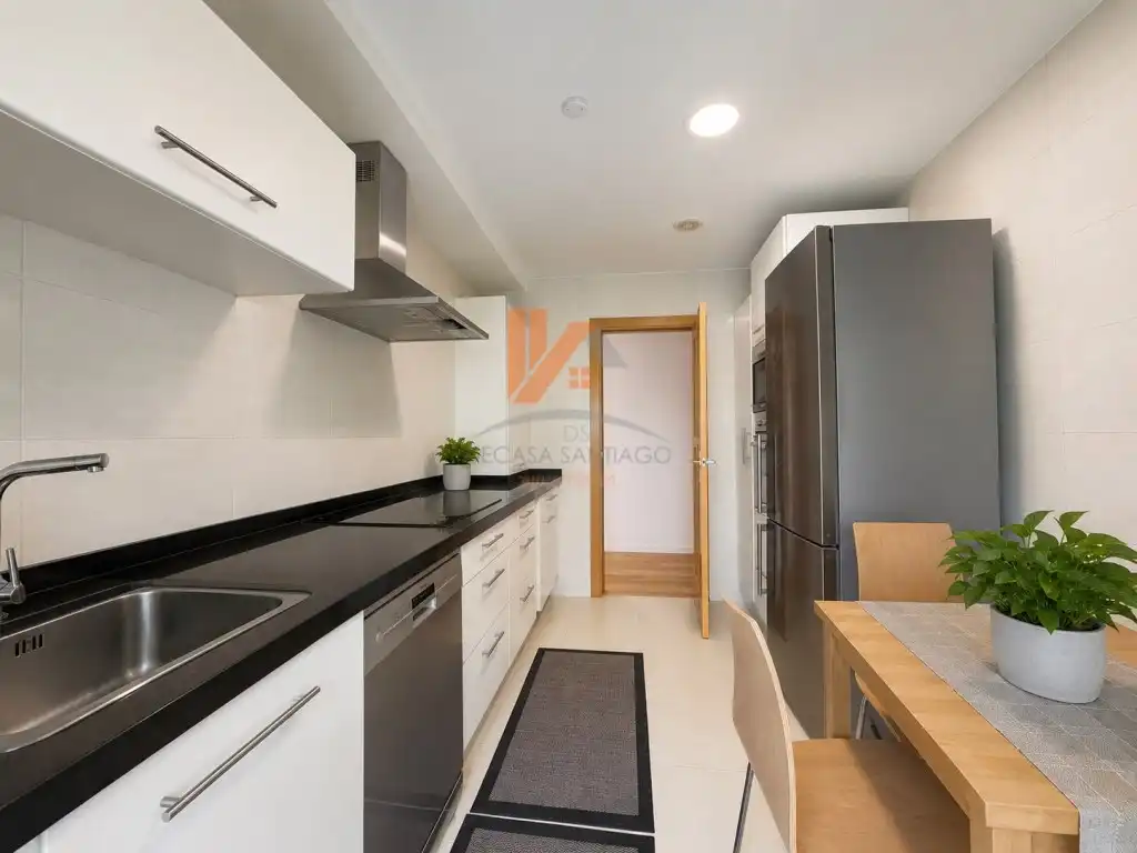 Cocina de Piso en venta en Santiago de Compostela  con Calefacción, Horno y Balcón