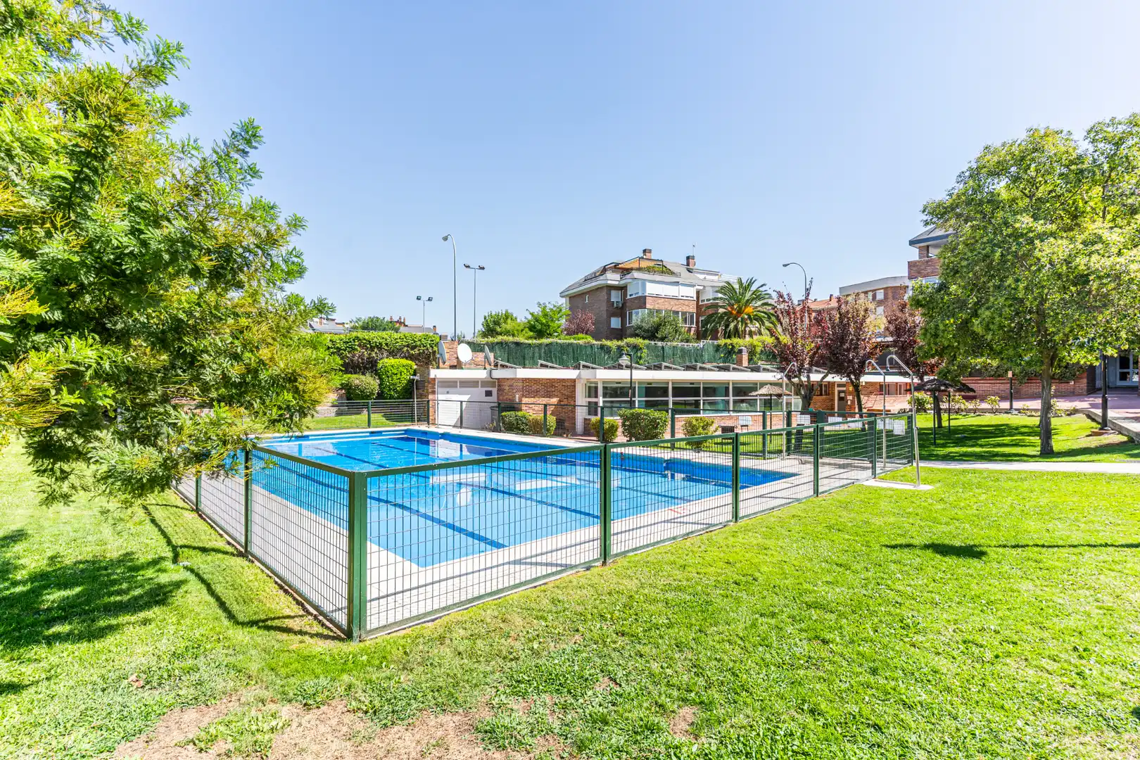 Piscina de Pis en venda en Majadahonda amb Calefacció, Traster i Piscina comunitària