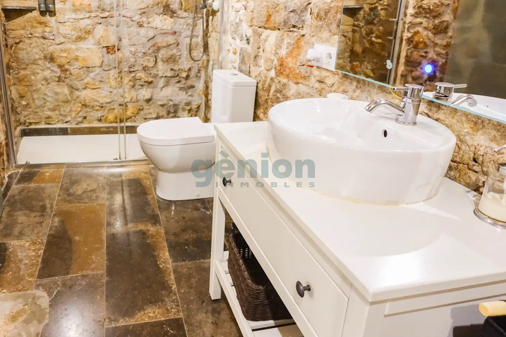 Bany de Pis en venda en Girona amb Aire condicionat, Calefacció i Moblat