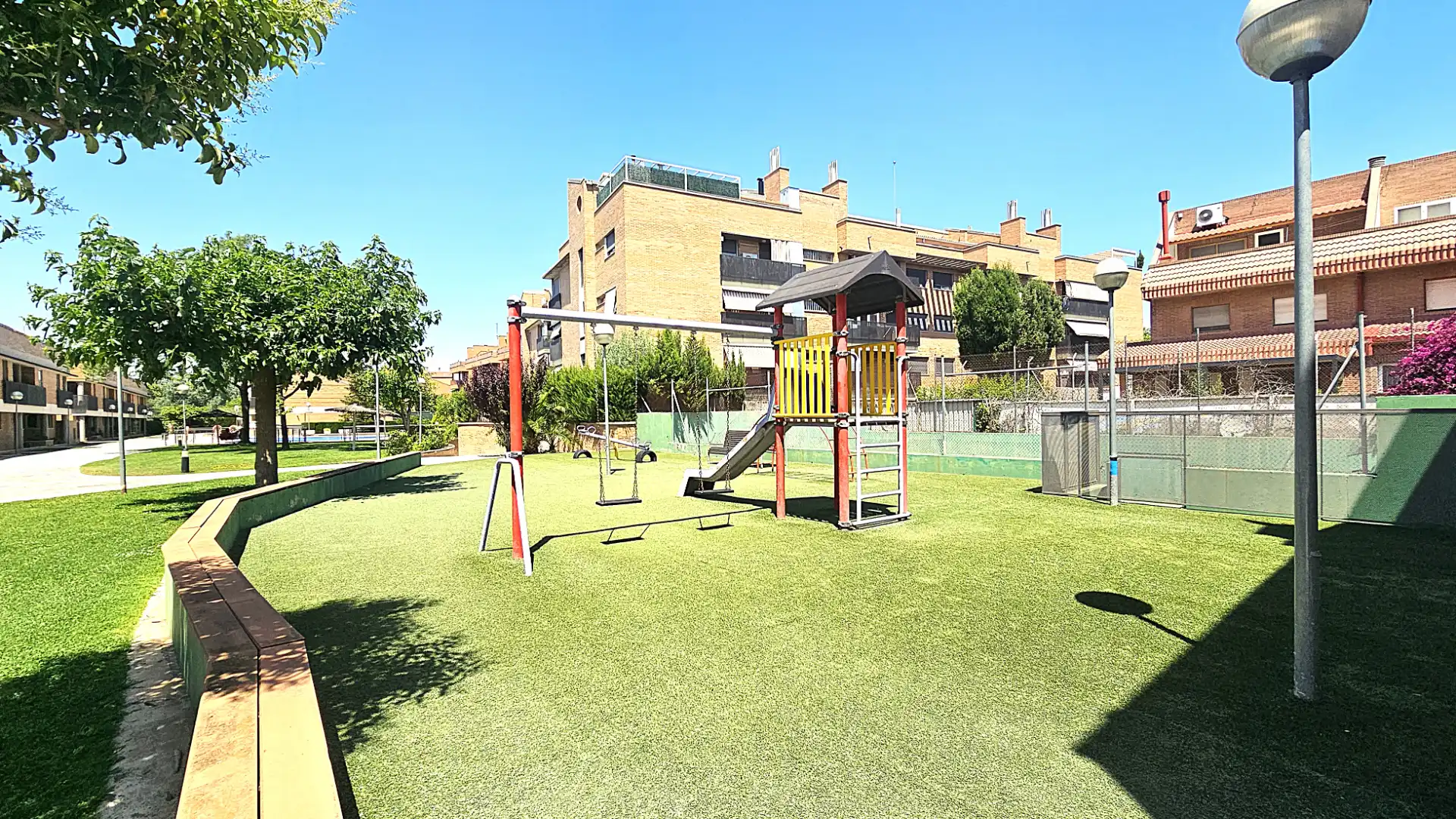 Vista exterior de Casa adosada en venta en Zaragoza con Aire acondicionado, Calefacción y Jardín privado