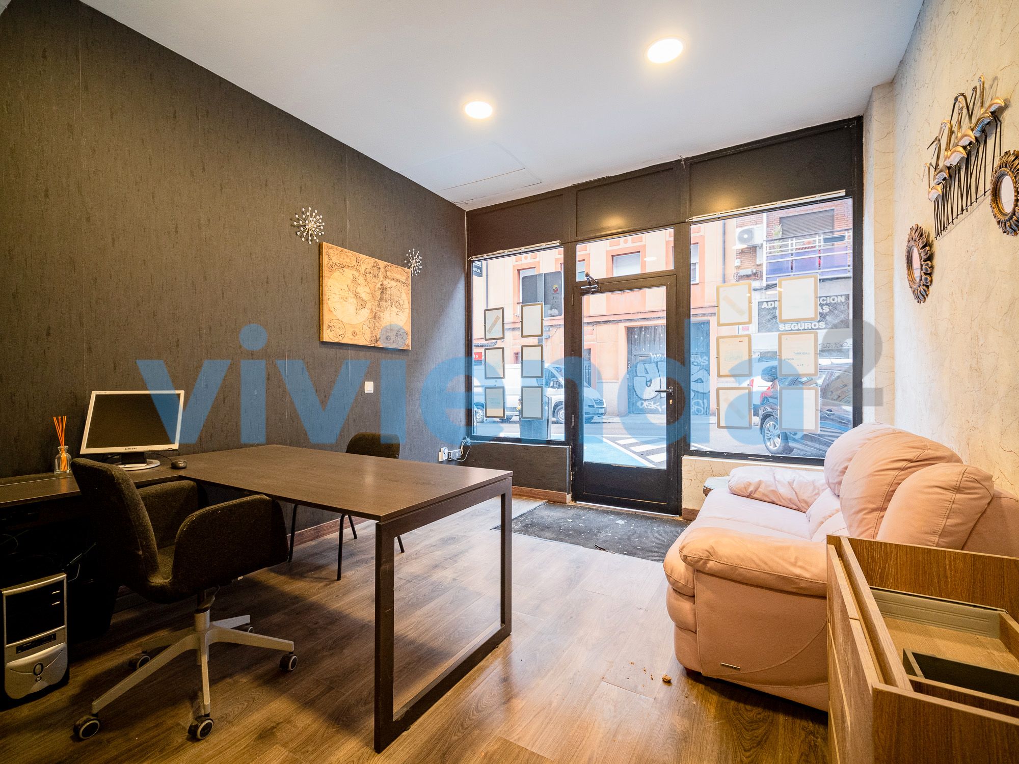 Sala d'estar de Local en venda en  Madrid Capital