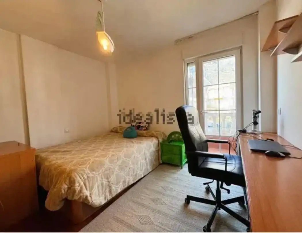 Schlafzimmer von Einfamilien-Reihenhaus zum Verkauf in Castro-Urdiales mit Heizung, Privatgarten und Parkett