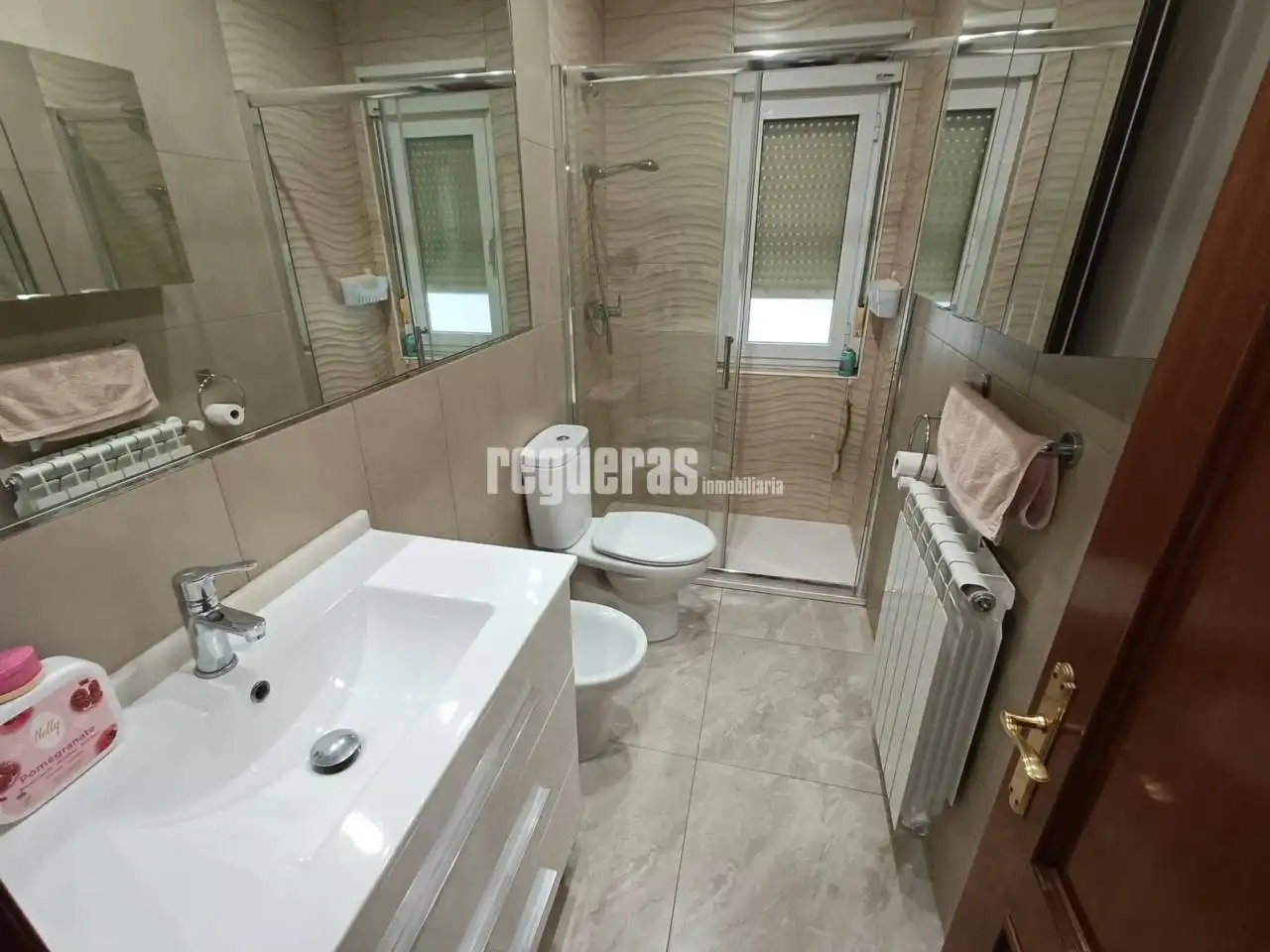 Bany de Pis en venda en Avilés amb Calefacció i Terrassa