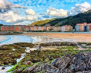 Vista exterior de Pis en venda en Castro-Urdiales amb Calefacció, Jardí privat i Parquet