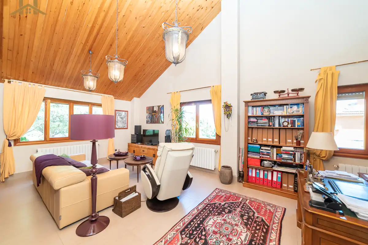 Sala d'estar de Casa o xalet en venda en Boadilla del Monte amb Calefacció, Jardí privat i Parquet