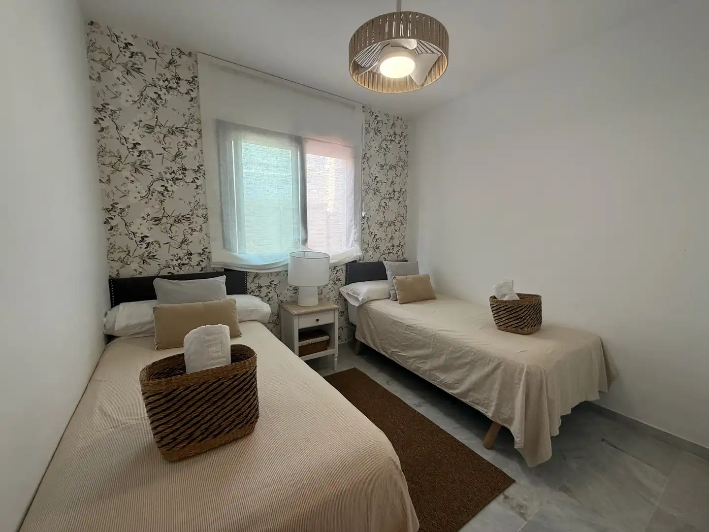 Habitación de Casa adosada de alquiler en Estepona con Calefacción, Jardín privado y Alarma