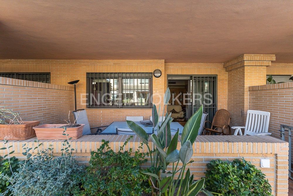 Exterior view of Single-family semi-detached for sale in  Valencia Capital  with Air Conditioner, Heating and Private garden