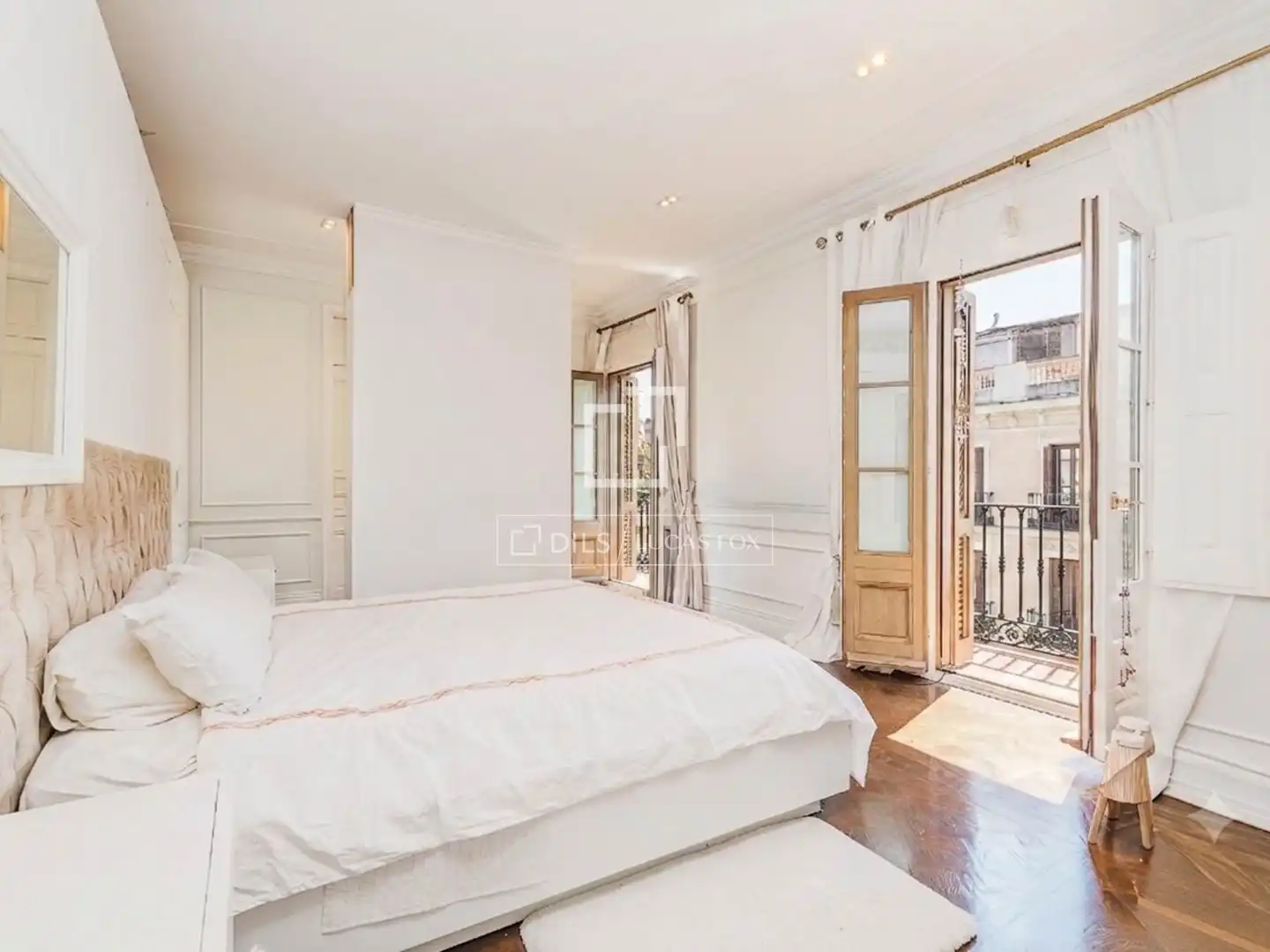 Schlafzimmer von Wohnung zum Verkauf in Barcelona mit Klimaanlage, Parkett und Terrasse