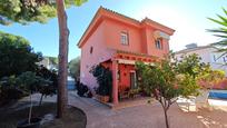 Vista exterior de Casa o xalet en venda en Chiclana de la Frontera amb Aire condicionat, Calefacció i Jardí privat