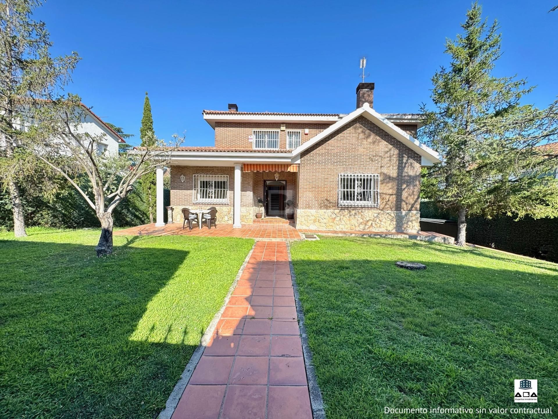 Vista exterior de Casa o xalet en venda en Las Rozas de Madrid amb Aire condicionat, Calefacció i Jardí privat