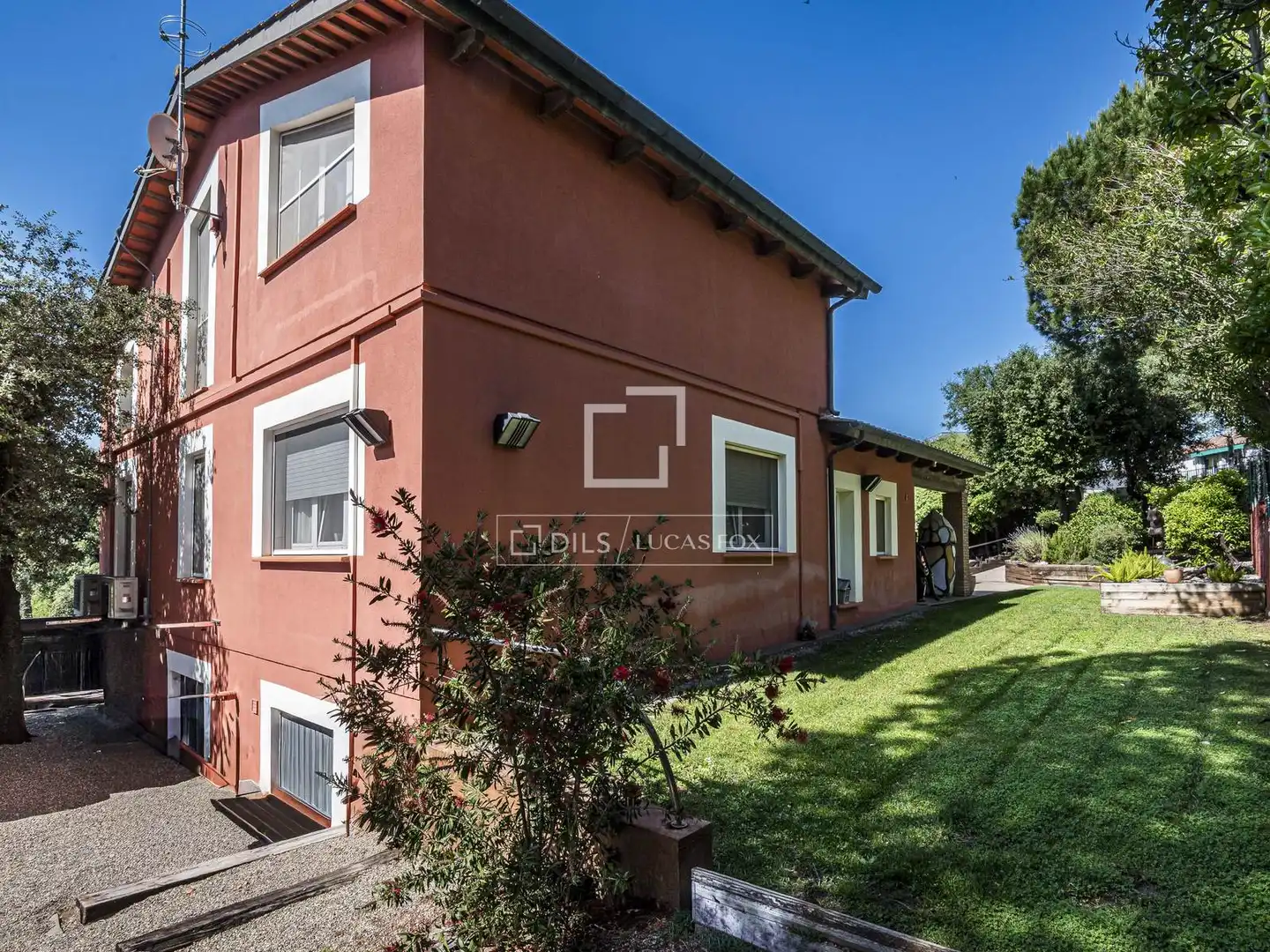 Vista exterior de Casa o xalet en venda en Sant Cugat del Vallès amb Aire condicionat, Calefacció i Jardí privat