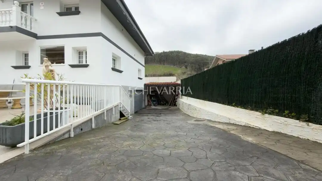 Vista exterior de Casa o chalet en venta en Castro-Urdiales con Calefacción, Jardín privado y Terraza