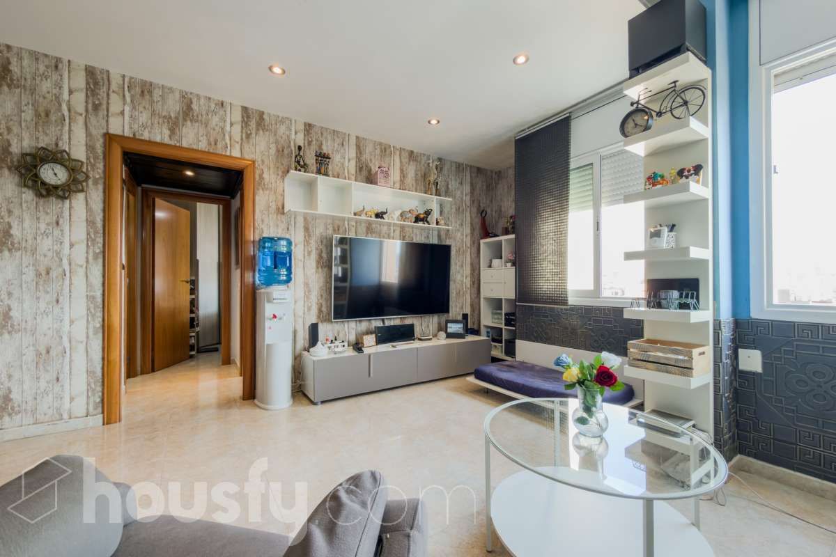 Sala d'estar de Pis en venda en L'Hospitalet de Llobregat amb Aire condicionat i Calefacció