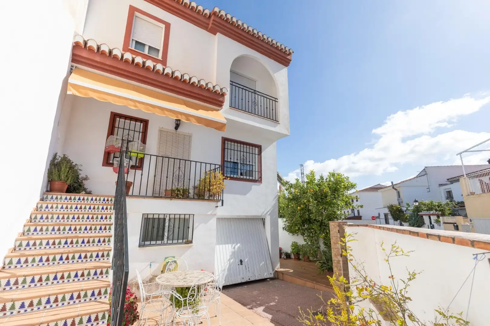Vista exterior de Casa adosada en venda en Las Gabias amb Aire condicionat, Calefacció i Jardí privat