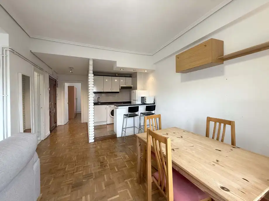 Menjador de Pis en venda en Vitoria - Gasteiz amb Calefacció, Parquet i Moblat