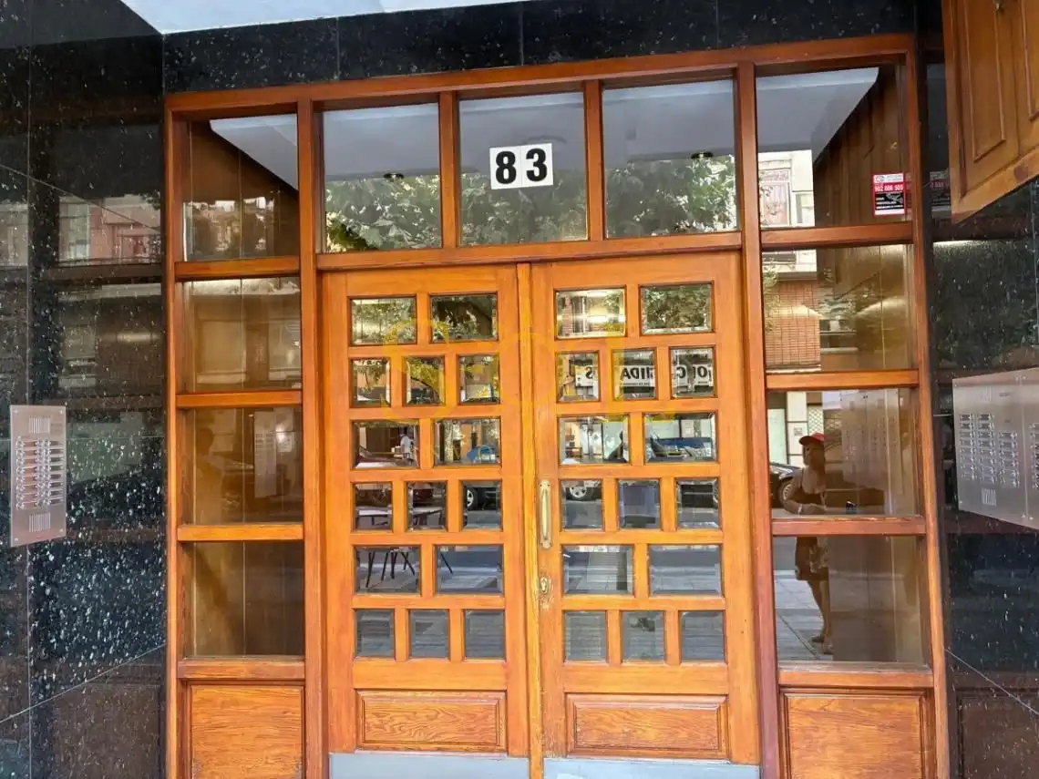 Vista exterior de Pis en venda en León Capital  amb Calefacció